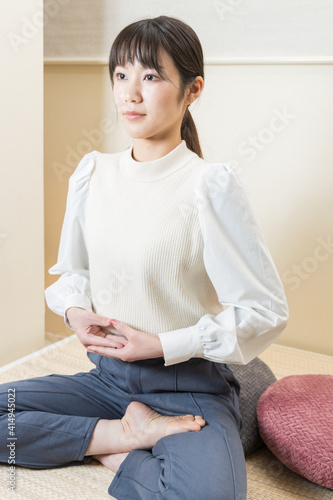 Women in zazen (sit in Zen meditation)