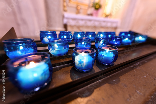 Lumini votivi e candele per l'altare di una chiesa, preghiere dei fedeli e dei penitenti di tutte le religioni photo