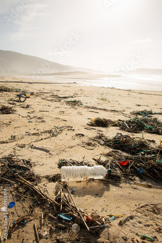 Idílica playa plagada de basura después de que el mar la escupiese y mandase de vuelta a la sociedad photo