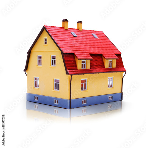 Wohnhaus als Modell auf weißem Hintergrund