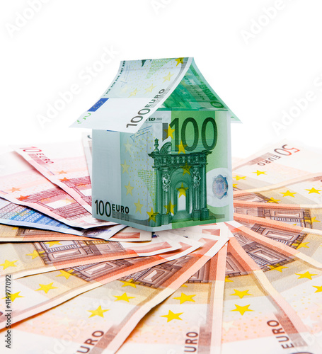 Haus aus Geldscheinen auf Geldscheinen in Eurowährung