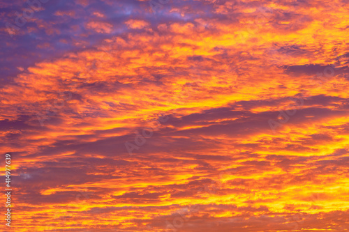 Wolkenhimmel bei Sonnenuntergang, Abendrot © pwmotion