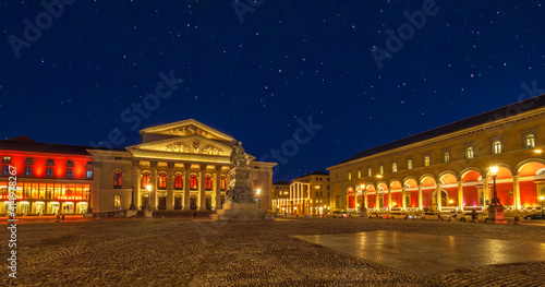 Bayerische Staatsoper bei Nacht, München, Bayern, Deutschland