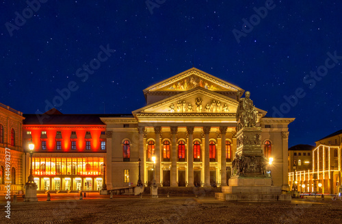 Obraz na płótnie Bayerische Staatsoper bei Nacht, München, Bayern, Deutschland w salonie