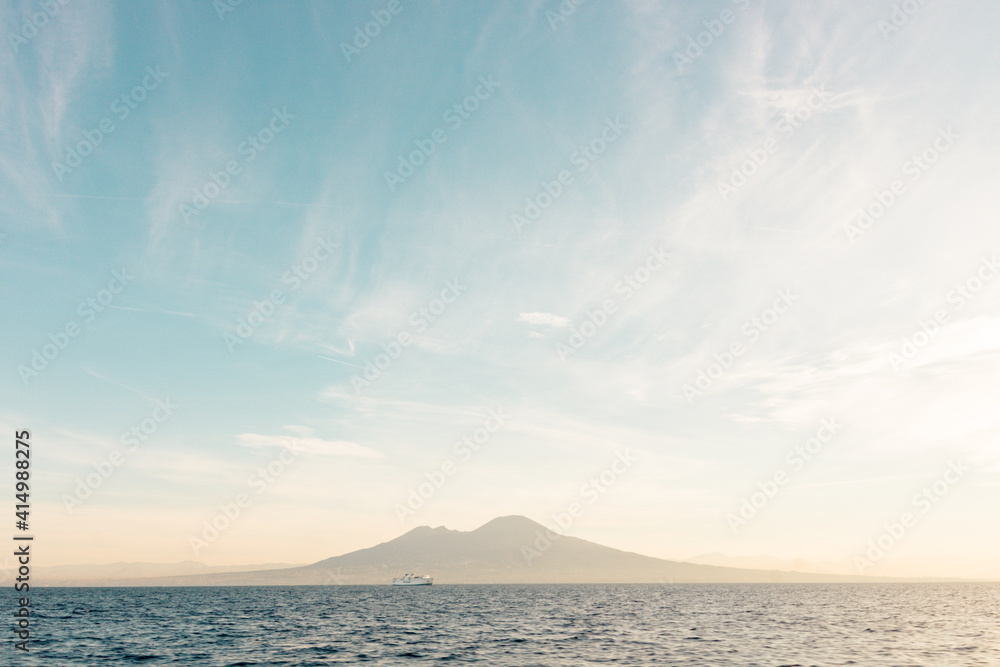 baie de Naples: une vue sur le volcan Vésuve depuis un bateau sur la mer Méditerranée, un lieu célèbre et magnifique en Italie du Sud
