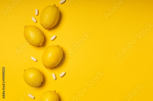 Vitamin C tablets and fruits