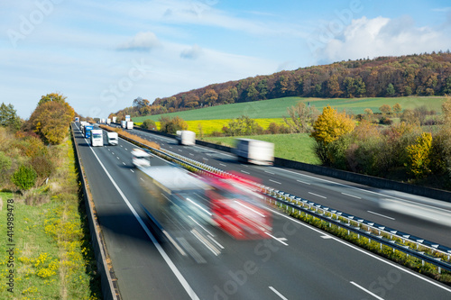 Autobahn in Deutschland mit Verkehr