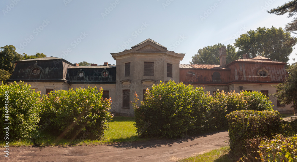 Obraz premium Abandoned palace with a piano in Bratoszewice, Poland