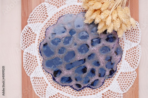 Ceramiczny talerz na serwecie haftowanej i suszona roślina