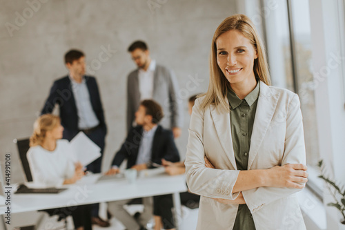 Young business woman standi...