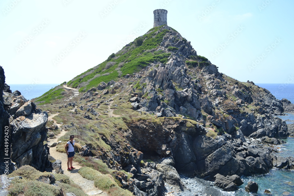 Fototapeta premium tour génoise sur une montagne en Corse