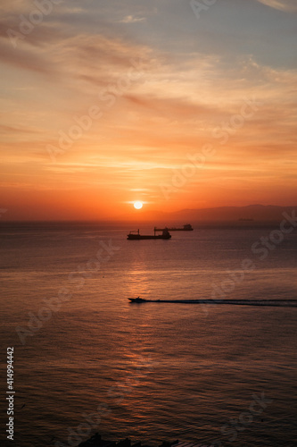 Atardecer de verano en el estrecho de Gibraltar © @kiomu.studio