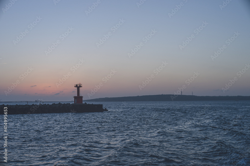 宮古島と伊良部島の間の海、フェリーから見る夕暮れの風景