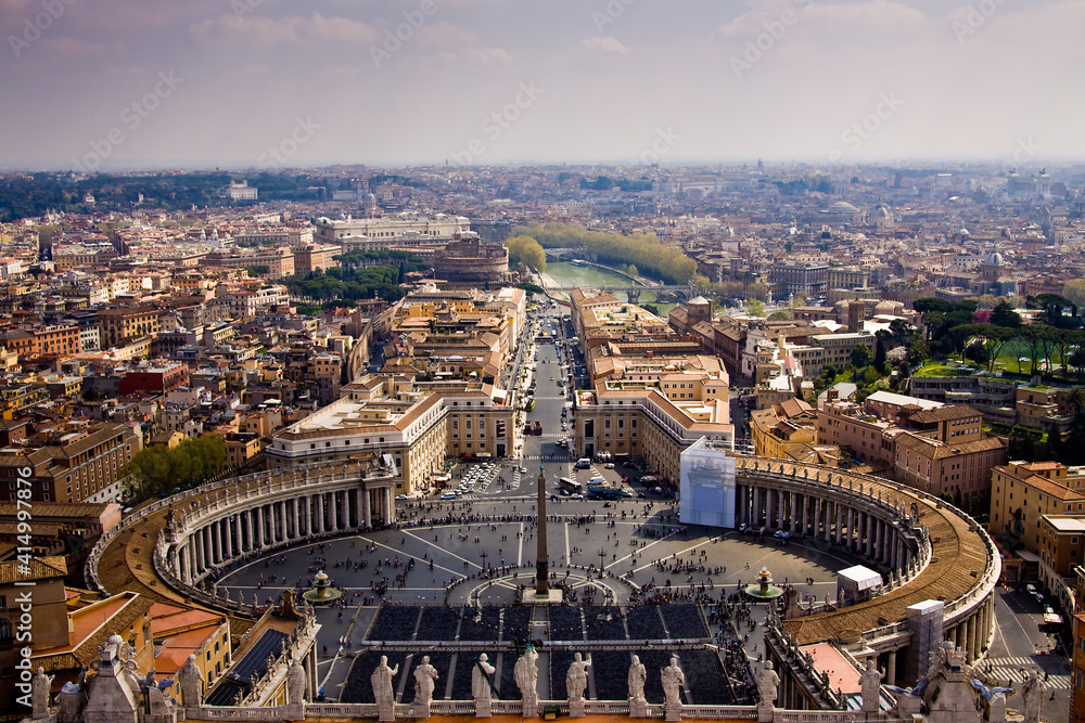 Vista superior de la Plaza del Vaticano en Roma, Italia.