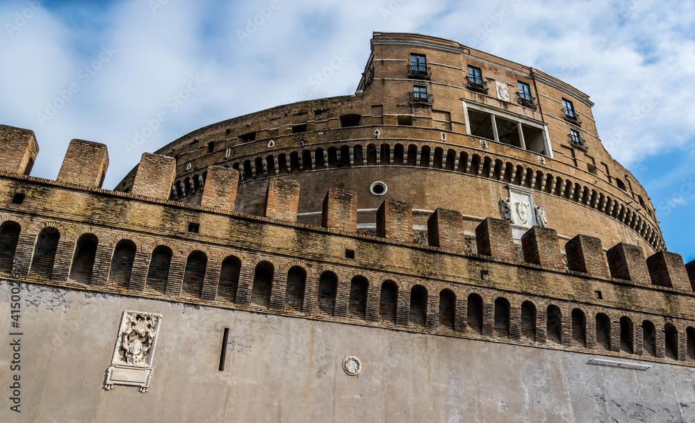 Vista contrapicada del Castillo de Sant'Angello en Roma