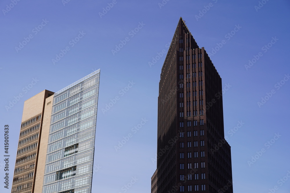 Moderne Architektur in Berlin: Zwei Hochhäuser am Potsdamer Platz bei Sonnenschein und blauem Himmel Moderne Architektur in Berlin: Zwei Hochhäuser am Potsdamer Platz bei Sonnenschein und blauem Himmel