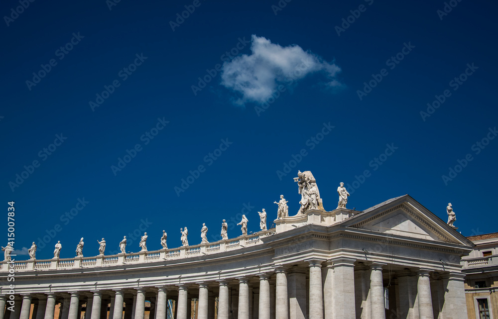 Esculturas de Bernini en la Plaza de San Pedro, en el Vaticano, sobre la columnata que cierra el recinto