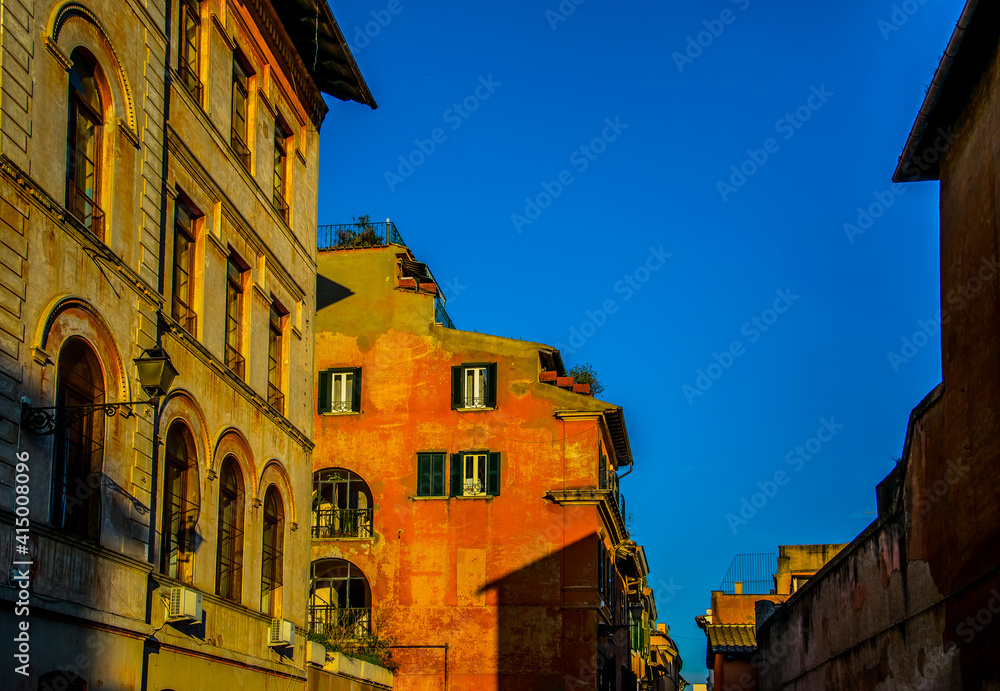 Casas del barrio del Trastevere con sus peculiares tonos anaranjados al atardecer