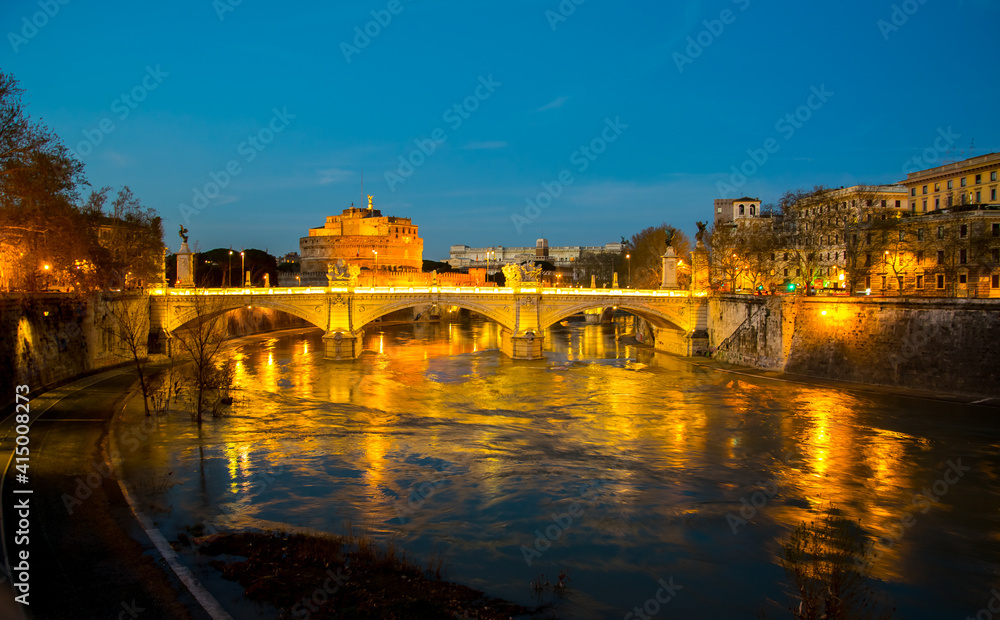 Castillo de Sant'Angello, puente de Vittorio Emanuele II y río Tíber con los colores de la hora mágica al atardecer