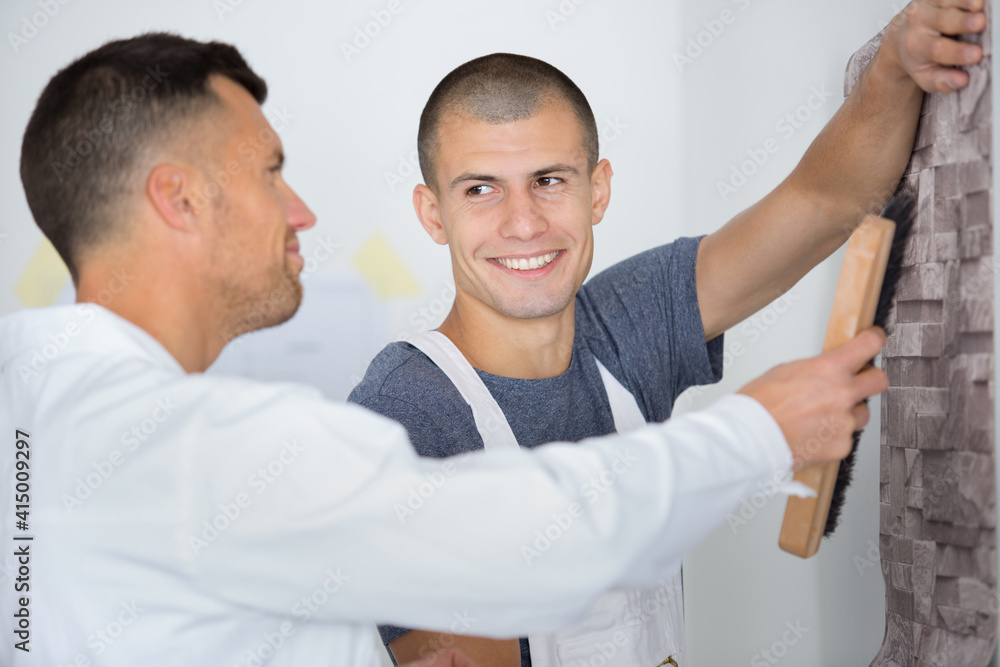 Obraz premium commercial painter having funny conversation