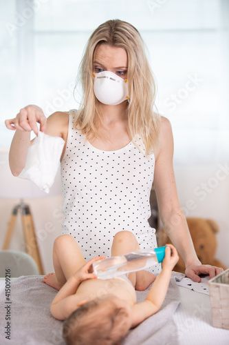 Εκτύπωση καμβά woman with a filtered gas mask holding a stinky diaper