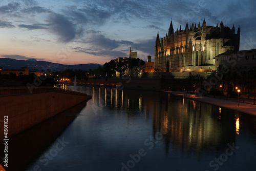 Catedral de Mallorca al atardecer, reflejada en las aguas del lago artificial del Parc de la Mar, en Palma-