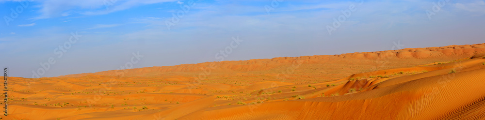 Sanddünen in der Wüste. Die Großen Dünen von Rimal Al Wahiba (Wahiba Sands) und ein blauer Himmel im Oman, Panorama.