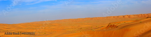 Sanddünen in der Wüste. Die Großen Dünen von Rimal Al Wahiba (Wahiba Sands) und ein blauer Himmel im Oman, Panorama.