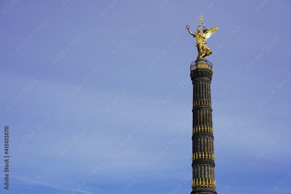 Seitenansicht Siegessäule Berlin bei Sonnenschein, Panorama, Himmel, freie Fläche