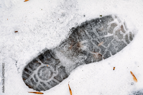 Obraz na płótnie shoe print in the snow w salonie
