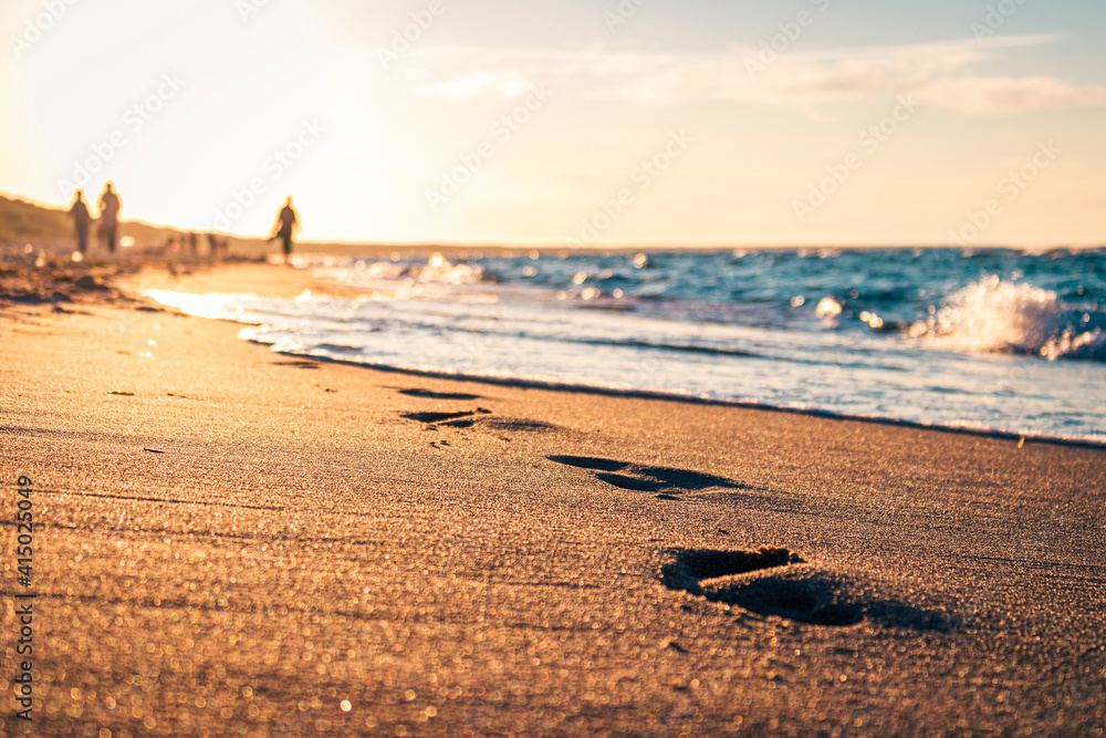 Fußspuren im Sand am Strand von Zinnowitz auf Usedom - obrazy, fototapety, plakaty 