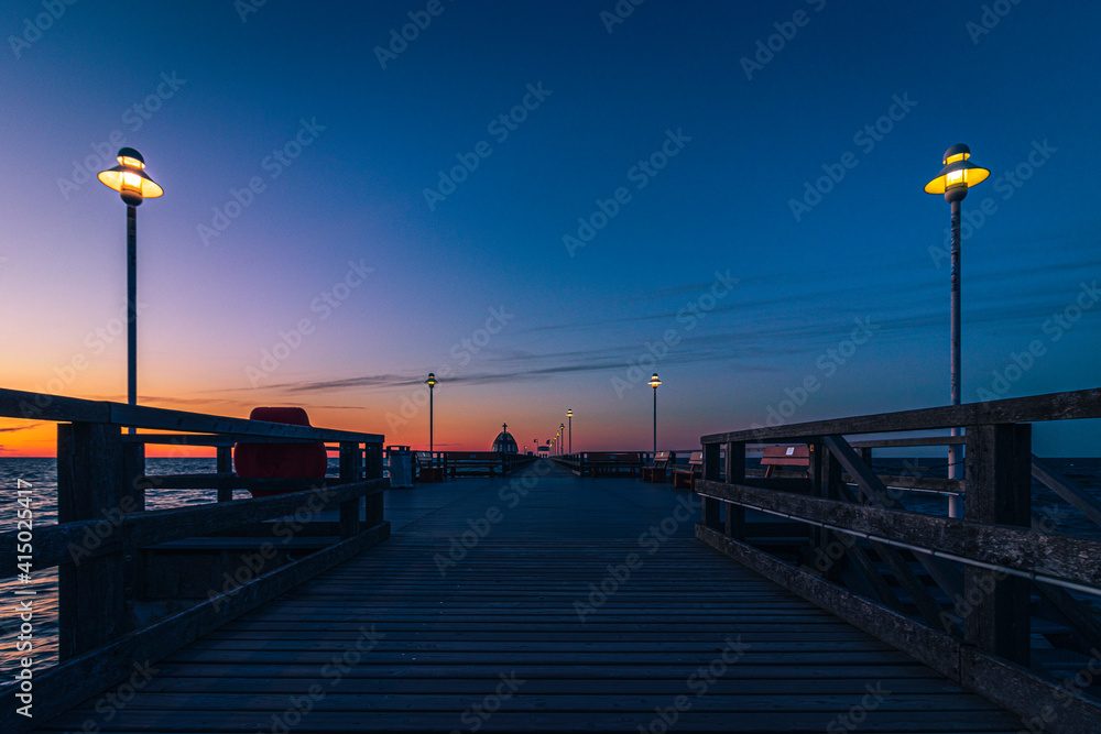 Blaue Stunde über der Seebrücke Zinnowitz an der Ostsee auf Usedom
