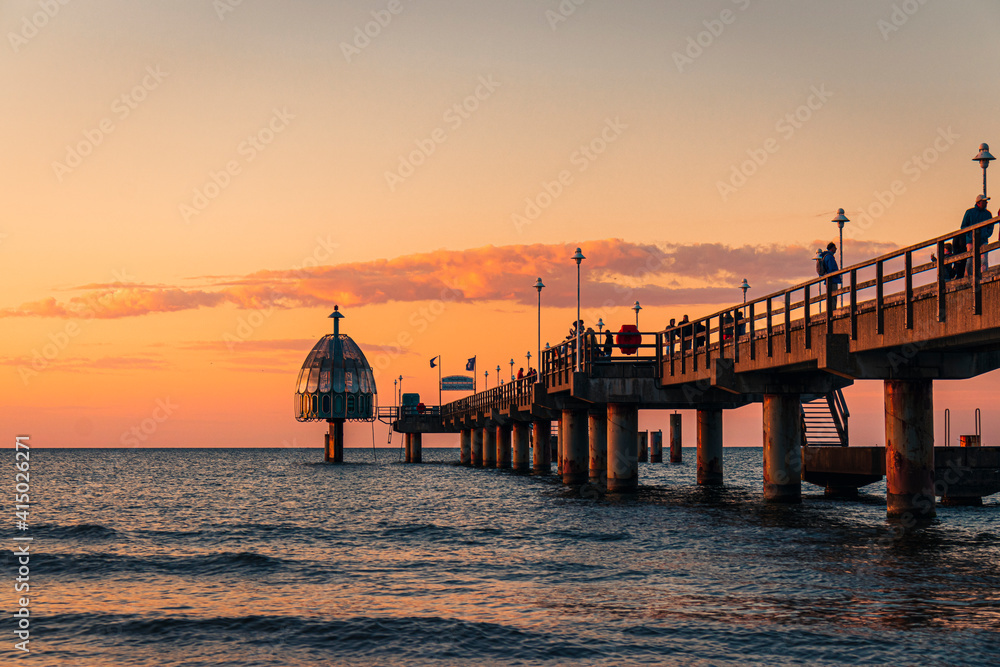 Abendroter Himmel über der Ostsee an der Seebrücke Zinnowitz auf Usedom