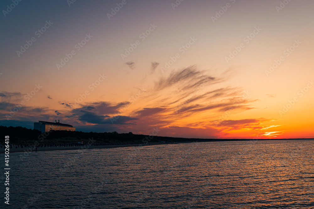 Abendroter Himmel über der Ostsee mit Blick auf den Strand von Zinnowitz auf Usedom