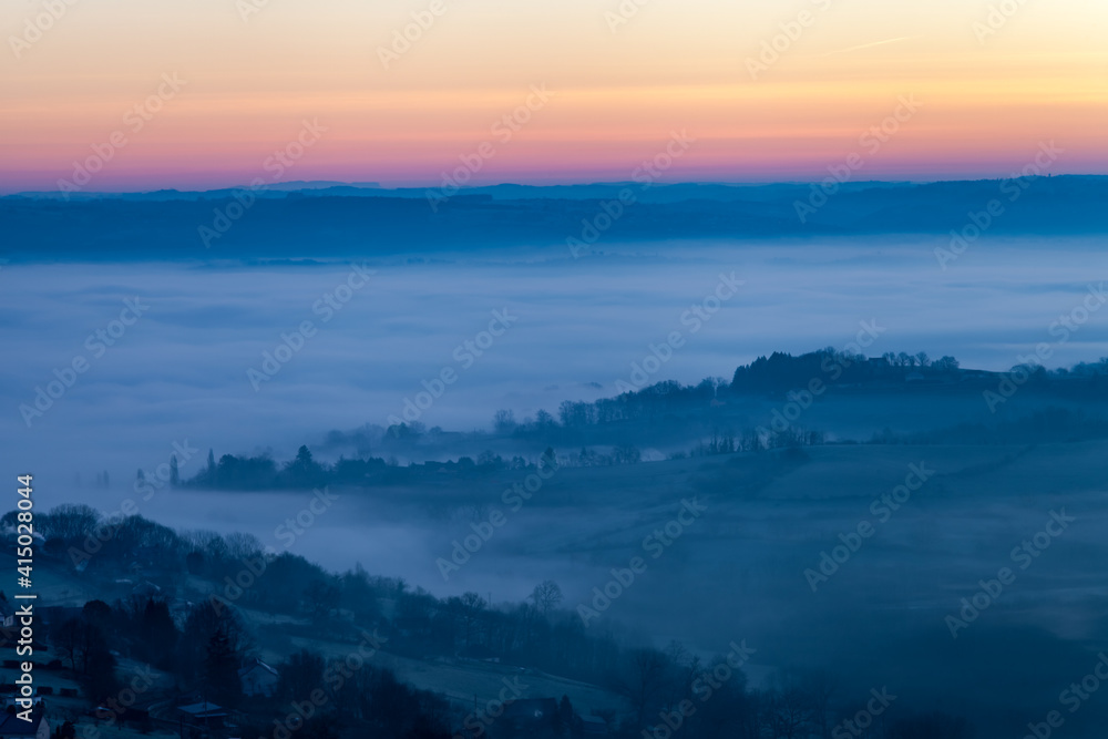 Yssandon (Corrèze, France) - Lever de soleil hivernal depuis le vieux bourg