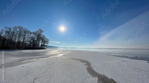Zugefrorener See im Winter mit Schneekristallen photo