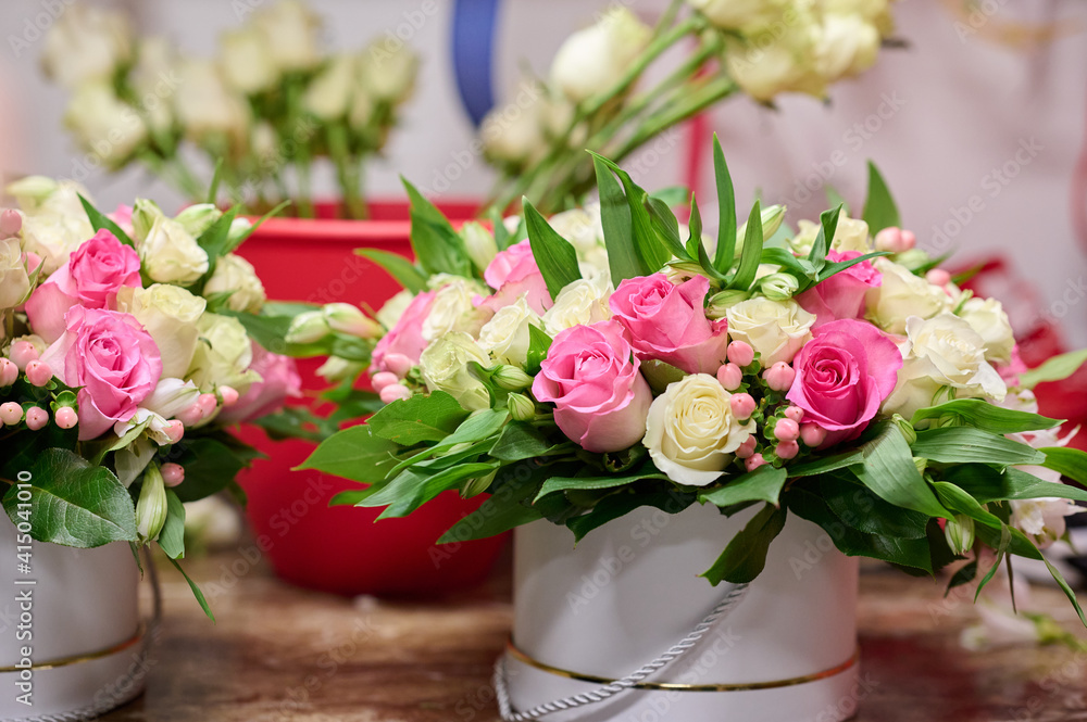 Ταπετσαρία Florist making a flower box with pink and white roses, white roses in a tank on