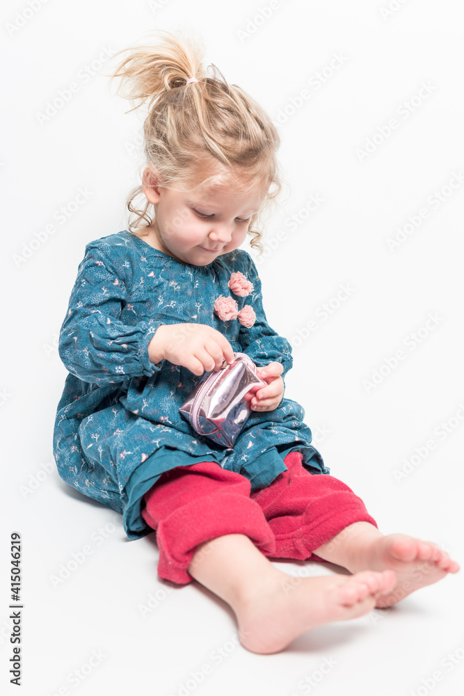 petite fille découverte étonnante petite fille découverte étonnante