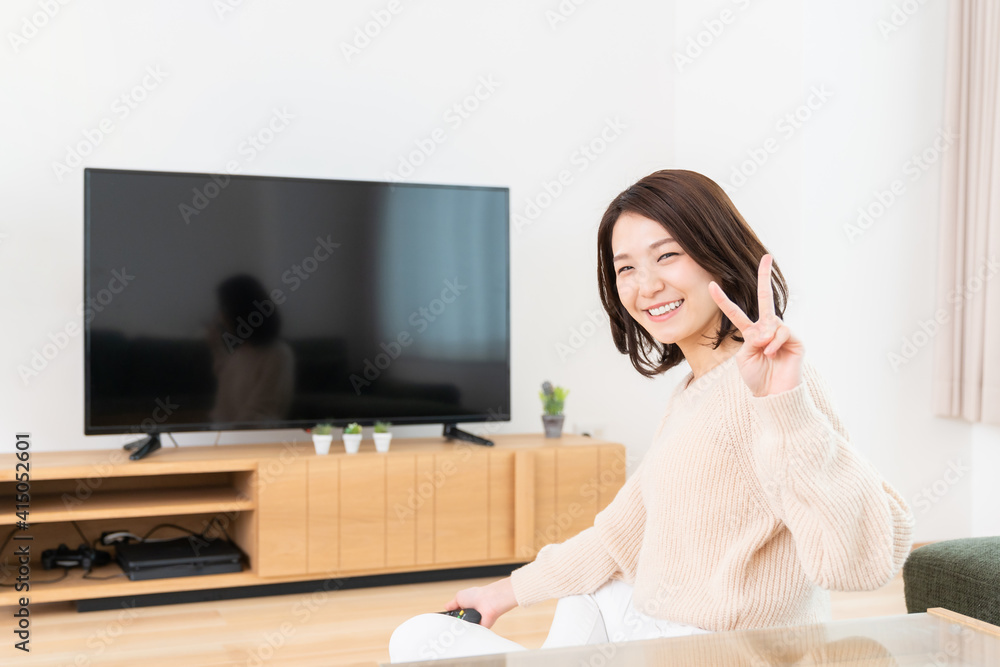 テレビを見る女性 StockFoto Adobe Stock