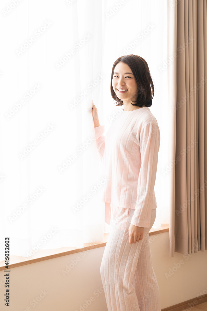 パジャマを着た女性 笑顔 パジャマを着た女性 笑顔