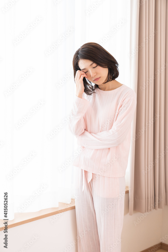 パジャマを着た女性　眠い