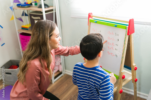 Fotografie Caucasian tutor giving a math class to an elementary boy