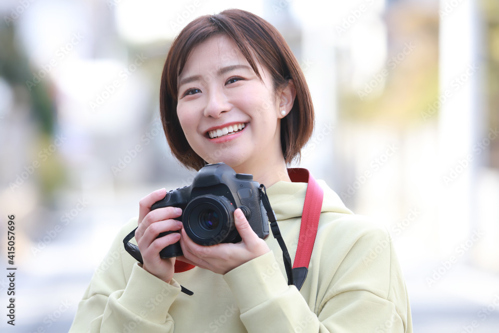 写真を撮る女性 写真を撮る女性