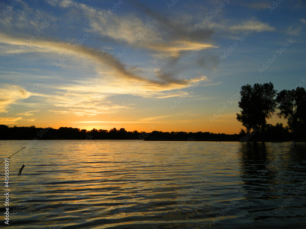 Naklejka premium sunset over lake