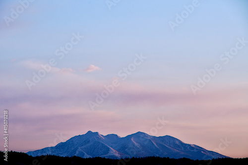 夜明けの空と遠くの山。 © Masa Tsuchiya