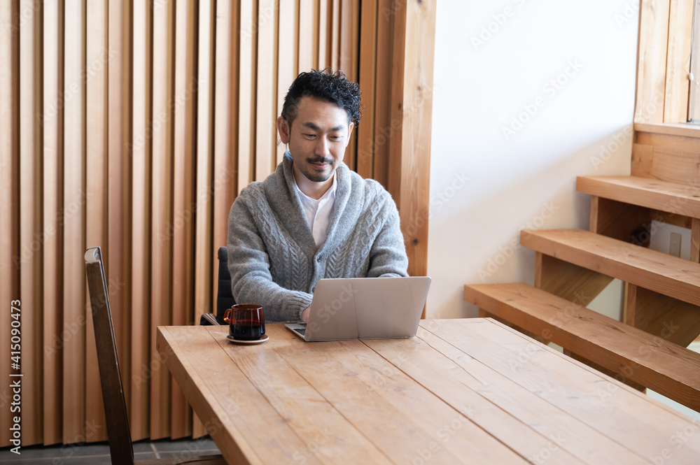 お洒落な木造の場所でコーヒーを飲みながらリモートで仕事している日本人男性 コピースペースあり
お洒落な木造の場所でコーヒーを飲みながらリモートで仕事している日本人男性 コピースペースあり