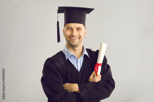 Foto Studio portrait of satisfied student with his graduation certificate