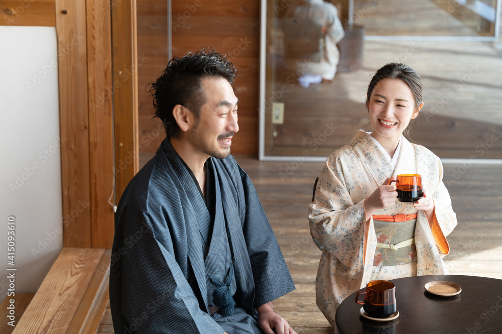 温泉宿に遊びにきた美男美女の若い日本人カップル Stock Photo Adobe Stock