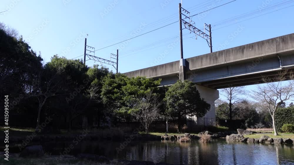 池を横切る電車 京成千原線 大桃池公園 池を横切る電車 京成千原線 大桃池公園