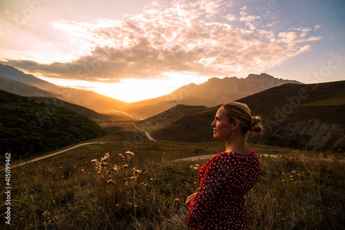 Obraz na płótnie Blonde model at the sunset in mountains w salonie